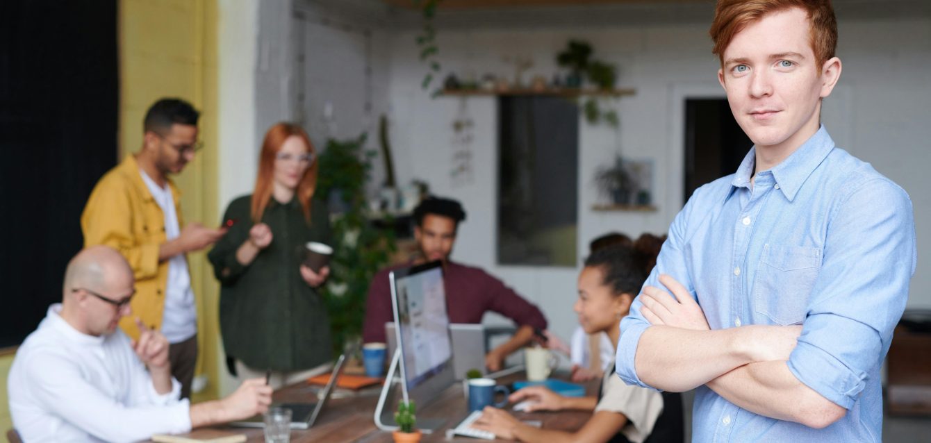 Dirigeant qui a stratégie IA claire et échange sur la gouvernance IA