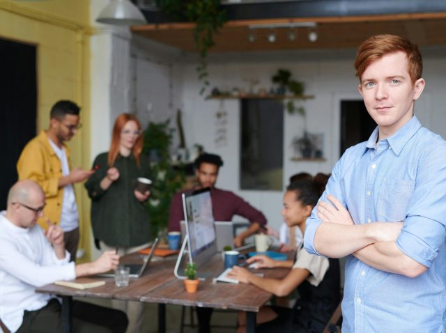 Dirigeant qui a stratégie IA claire et échange sur la gouvernance IA